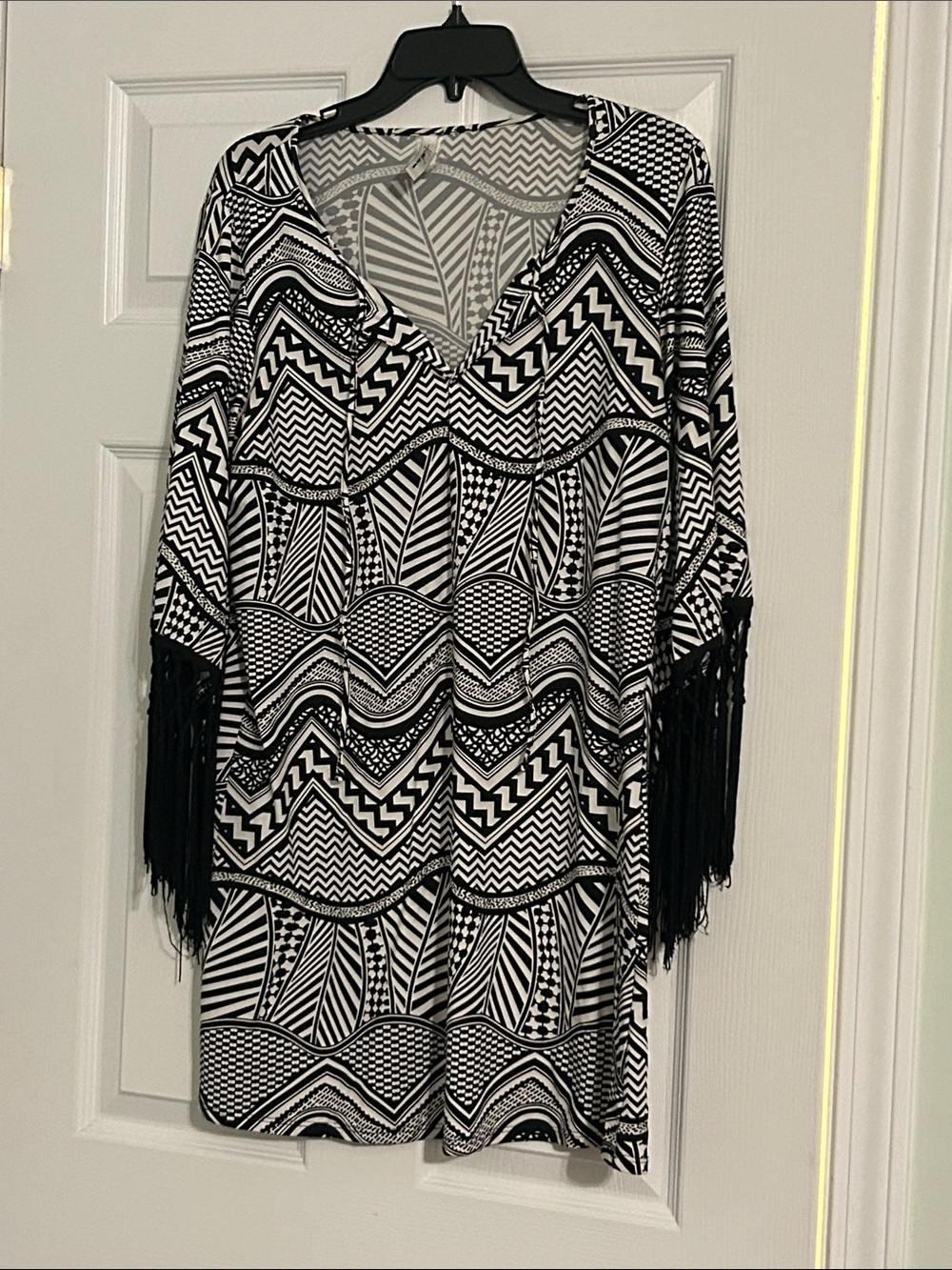 Black & White Geometric Fringe-Sleeve V-Neck Long Sleeve Dress